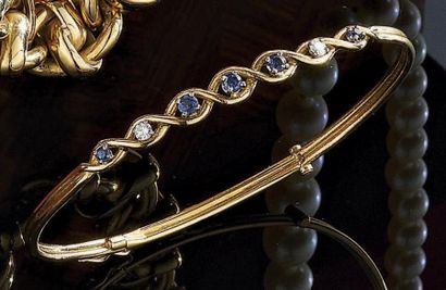 BRACELET rigide ouvrant en or jaune 18 k,...