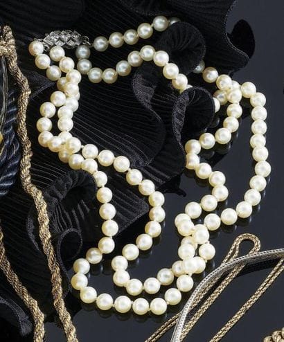 COLLIER deux rangs de cinquante-quatre et...