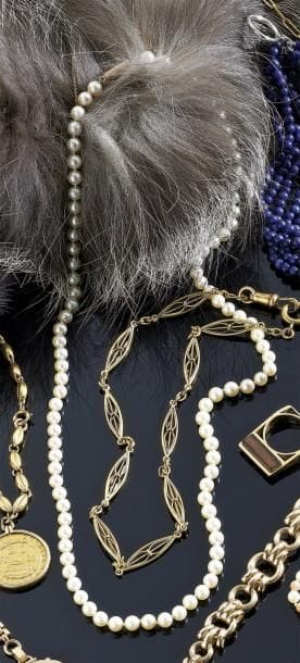 COLLIER de quatre-vingt-seize perles de culture...
