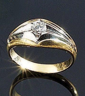 BAGUE en or 18 k de deux tons ornée au centre...