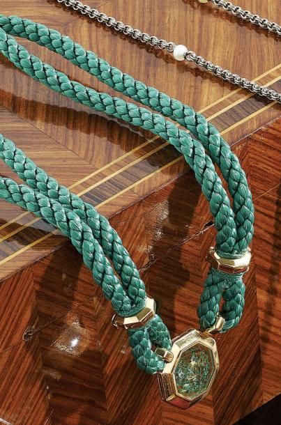 COLLIER 
