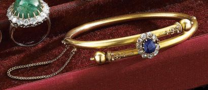 BRACELET rigide ouvrant en or jaune 18 k,...