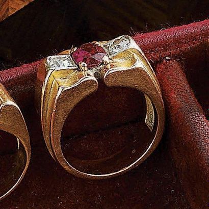 BAGUE en or jaune 18 k et platine de forme...