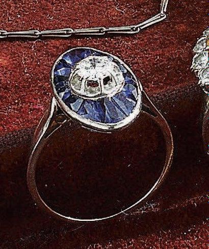 BAGUE en or gris 18 k de forme ovale ornée...