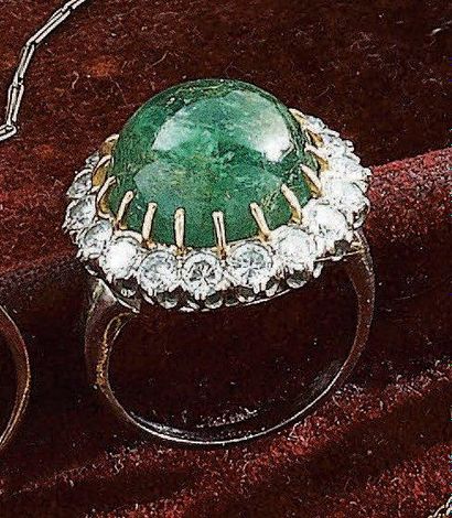 BAGUE en or gris 18 k, ornée d'une émeraude...