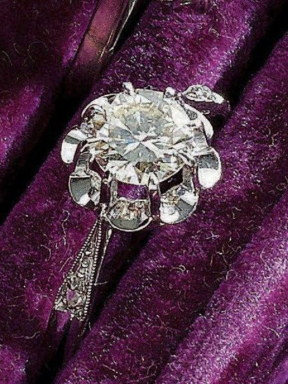 BAGUE en platine sertie d'un diamant rond...