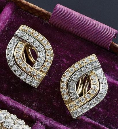 PAIRE DE BOUCLES D'OREILLES en or 18 k de...