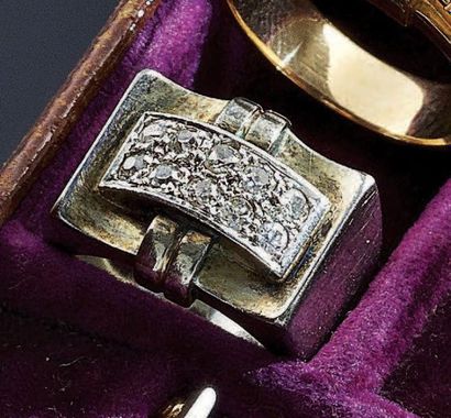 BAGUE chevalière en platine et or gris, ornée...