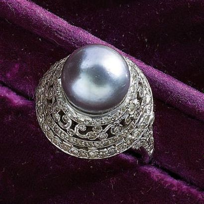 BAGUE dôme en platine ajouré, ornée au centre...