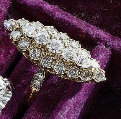 BAGUE marquise en or jaune 18 k, ornée de...