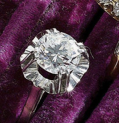 BAGUE en or gris 18 k et platine ornée d'un...