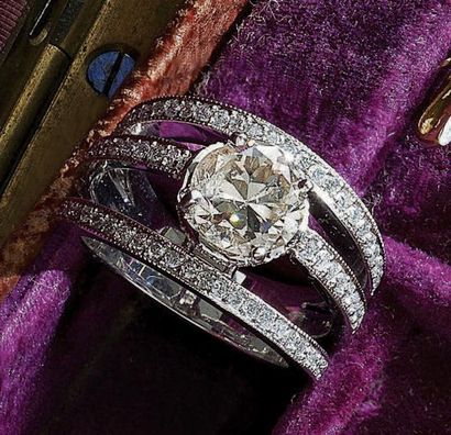 BAGUE trois anneaux en or gris 14 k (585°/oo)...