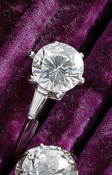 BAG UE en or gris 18 k ornée d'un diamant...