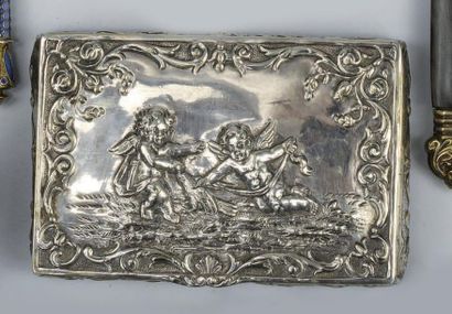 BOÎTE rectangulaire en argent, décorée en...