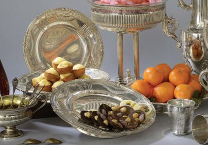 QUATRE PLATS présentoirs à gâteaux en argent....