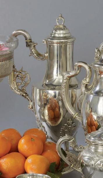 CAFETIÈRE en argent uni, de forme balustre...