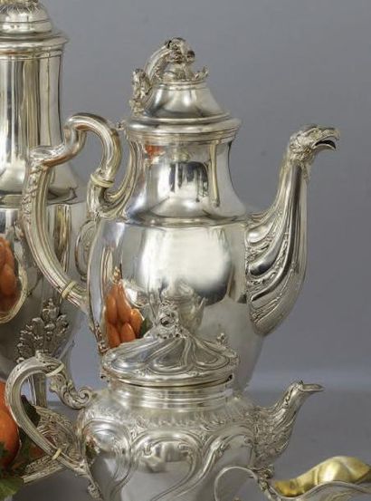 CAFETIÈRE en argent uni, de forme balustre...