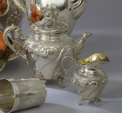 THÉIÈRE ET CRÉMIER en argent posant sur quatre...