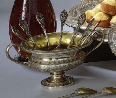 COUPE ronde en argent, ciselée à anses, de...