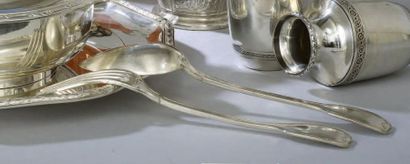 MÉNAGÈRE en argent, modèle filets coquilles...