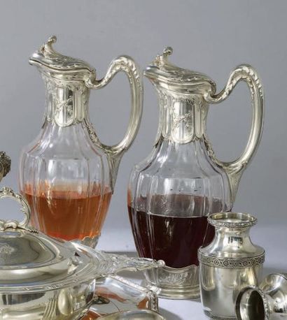 PAIRE D'AIGUIÈRES en verre blanc, les montures...
