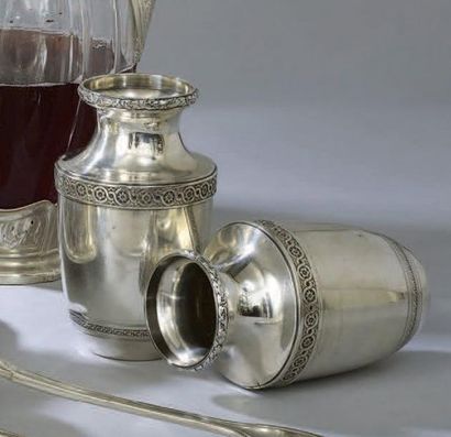PAIRE DE PETITS VASES en argent, de forme...