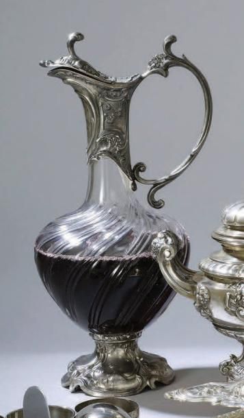DEUX AIGUIÈRES en verre à côtes torses, les...