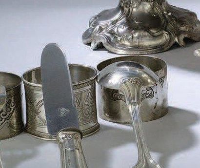 DEUX RONDS DE SERVIETTE en argent, l'un à...