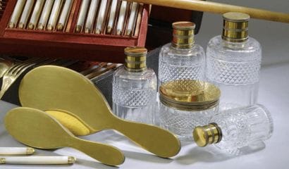 GARNITURE DE TOILETTE en verre à pans, et...