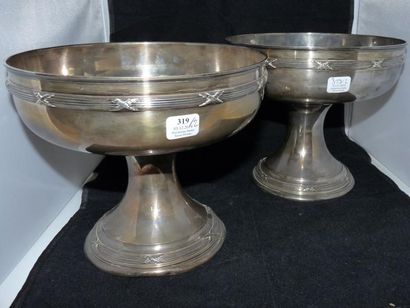 PAIRE DE COUPES rondes et creuses en argent...