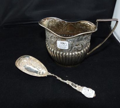 CRÉMIER en argent, à décor de godrons et...