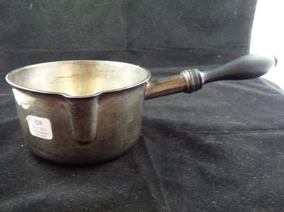 CASSEROLE en argent uni, à bec verseur, le...