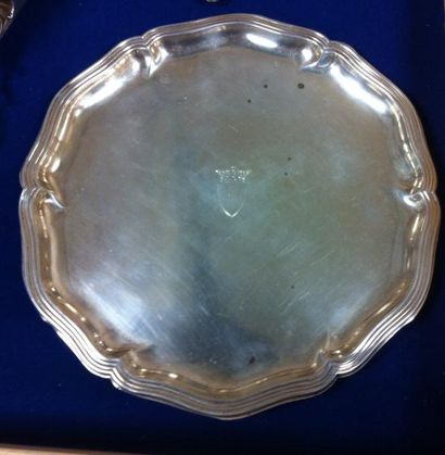 PETIT PLAT ROND en argent et creux à filets...