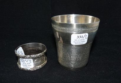 TIMBALE en argent ciselé, gravée 