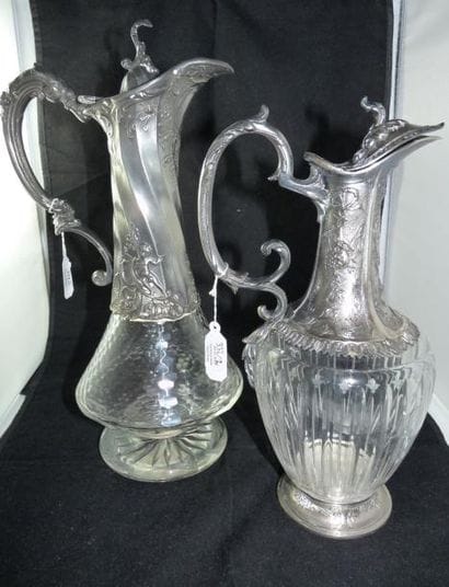 DEUX AIGUIÈRES en verre, les montures en...