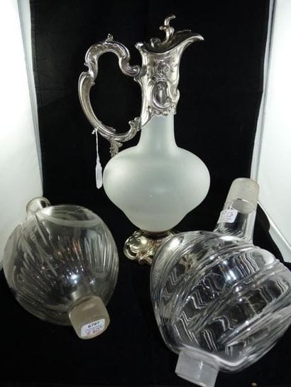 AIGUIÈRE en verre dépoli, la monture en métal...