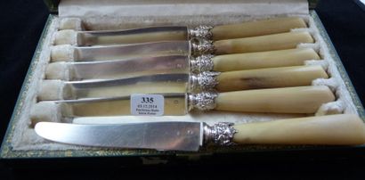 SIX COUTEAUX à fruits, les lames en argent,...