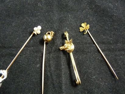 LOT de trois épingles de cravate en or jaune...
