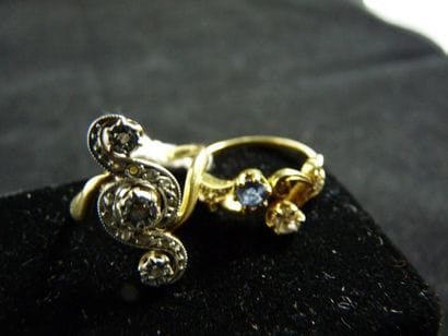 DEUX BAGUES en or jaune 18 k à décor d'entrelacs,...