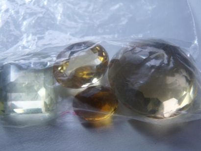 LOT de quatre citrines de forme rectangulaire...