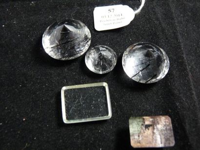 LOT de quatre quartz et une pierre ornementale...