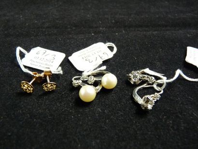TROIS PAIRES DE BOUCLES D'OREILLE en or 18...