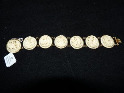 BRACELET articulé en or jaune serti de sept...