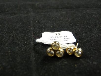DEUX BOUCLES D'OREILLE en or jaune 18 k,...
