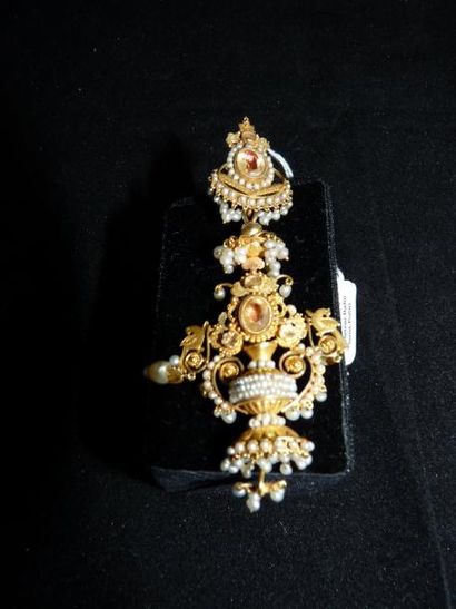 UN PENDANT D'OREILLE en or jaune gravé à...