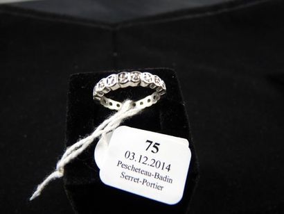ALLIANCE en or gris, sertie de petits diamants...
