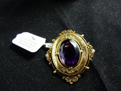 BROCHE en or jaune 18 k gravé, ornée au centre...