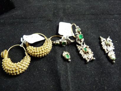 LOT de deux paires de boucles d'oreille,...