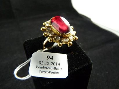 BAGUE en or jaune 18 k ornée au centre d'un...