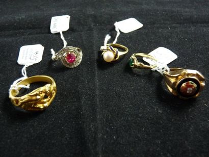 LOT de quatre bagues en or jaune 18 k ornées...